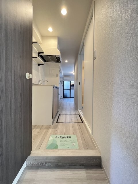 玄関から。靴入はめずらしい引き戸タイプ