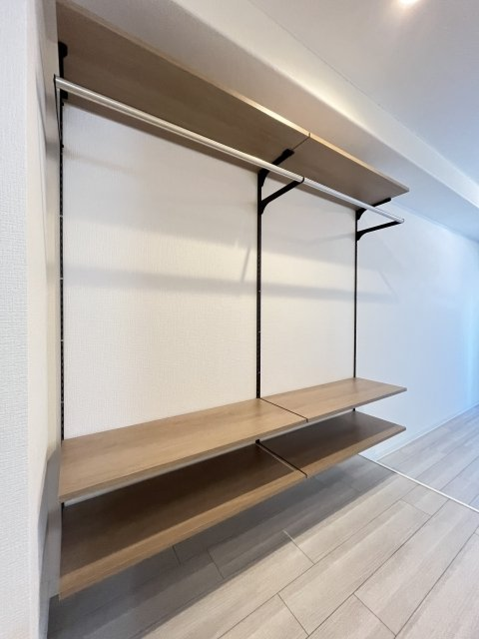 備え付きのオープン収納。結構ワイドしっかりめ