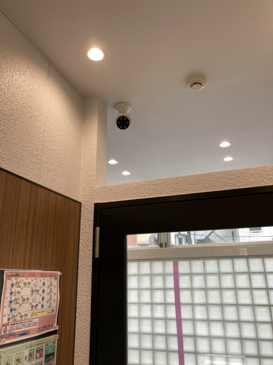 廊下には防犯カメラがあります