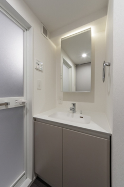 光源が隠れたスタイリッシュな洗面化粧台
※写真は同タイプ住戸です。