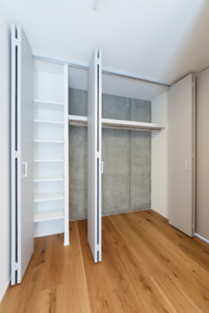 クローゼットはハンガーパイプと棚があるので整頓しやすいですね。※写真は同タイプ住戸です。