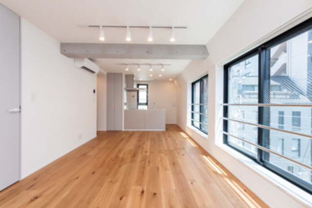 白&times;グレー&times;木の相性ばっちりなスタイリング
※写真は同タイプ住戸です。