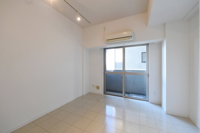 つるつるのフロアとスポットライトがショップみたいなお部屋