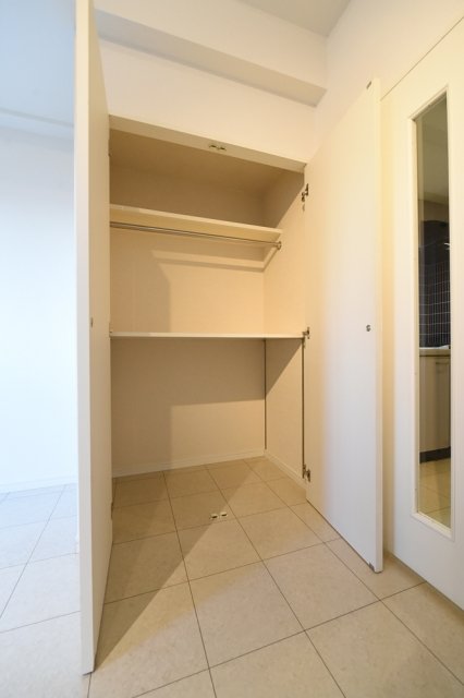 両開きのクローゼット。3段に分かれている＋ハンガーパイプ付き