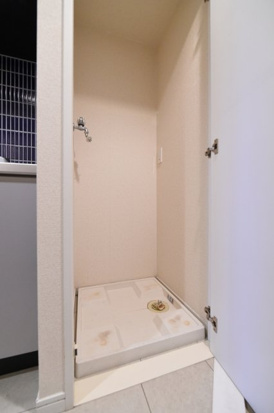 キッチン横の洗濯機置き場には扉付き