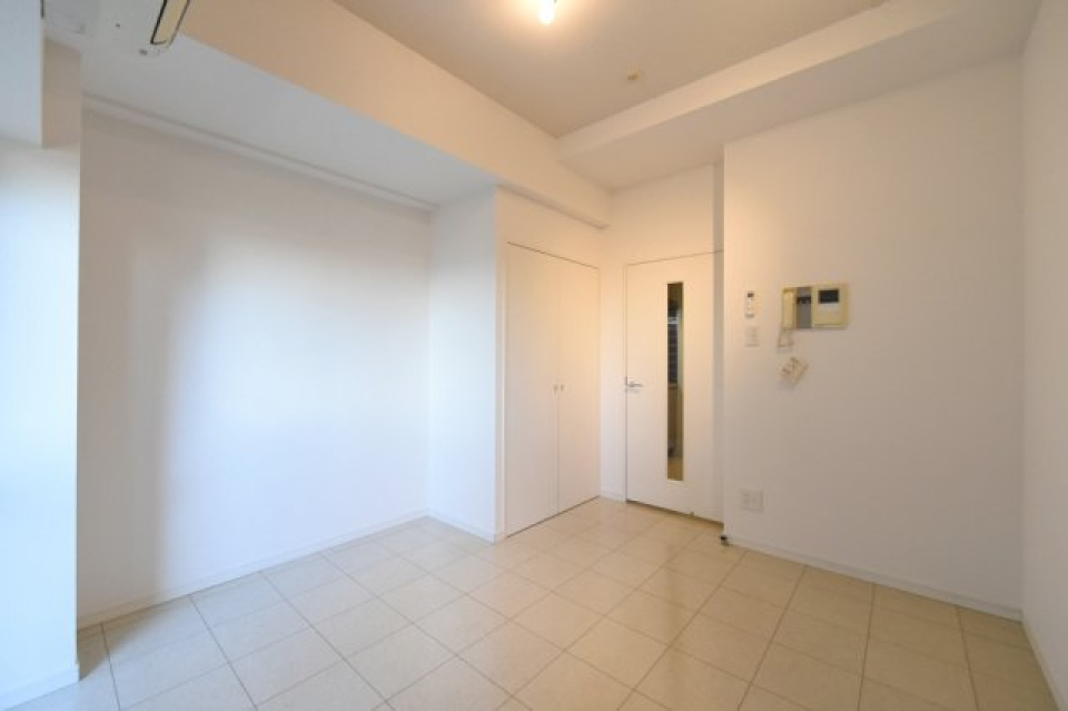 壁の窪みは動画を投映して巨大スクリーンにしてみては？