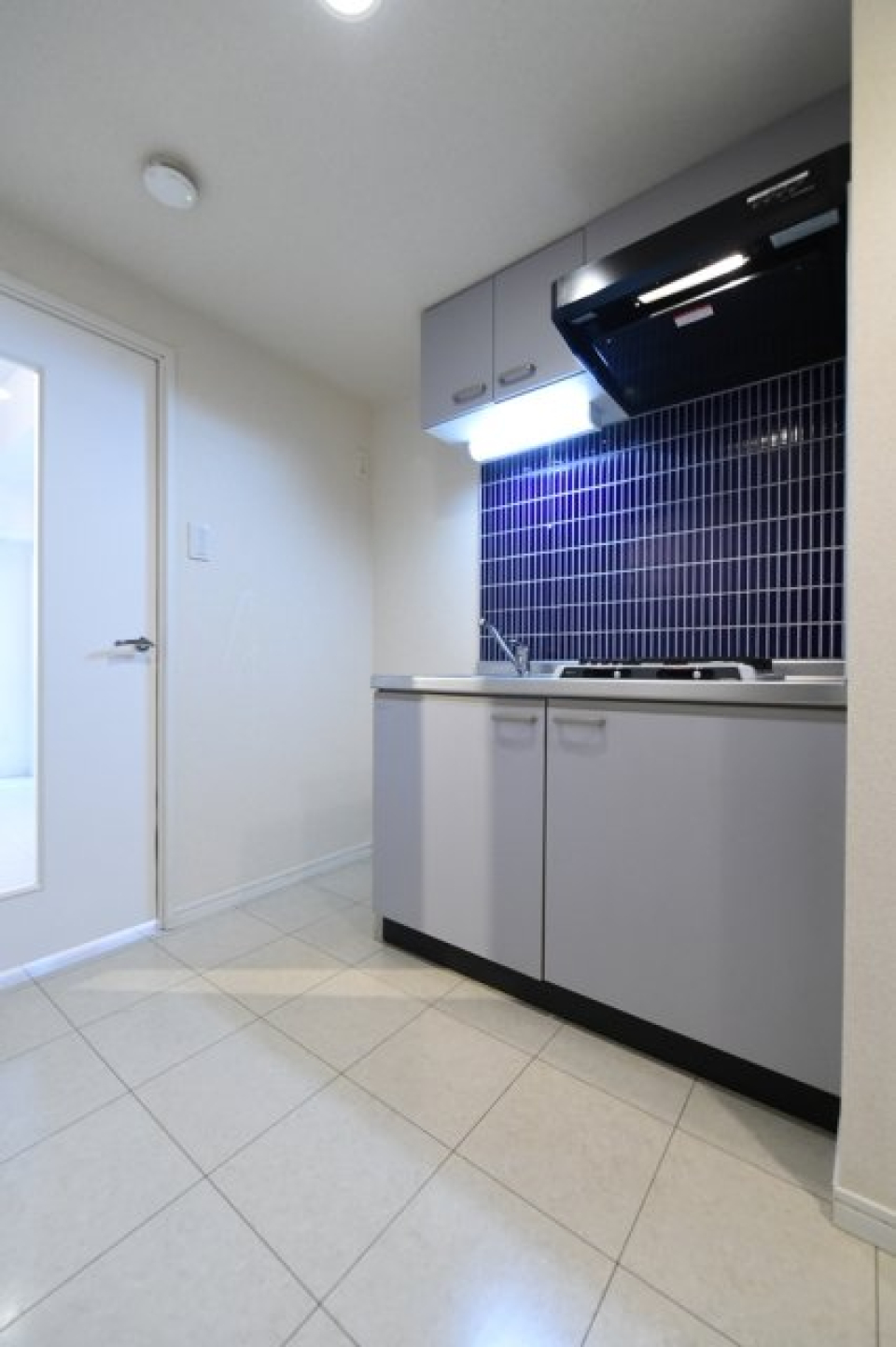 キッチンのブルータイルがかわいい