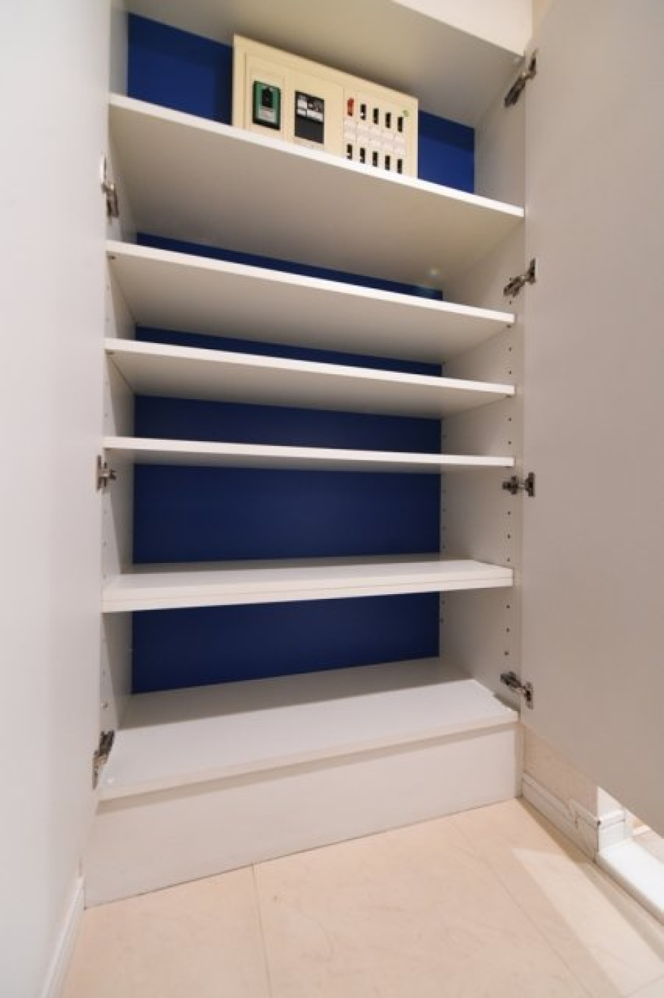 シューズボックスの壁紙も青でかわいい