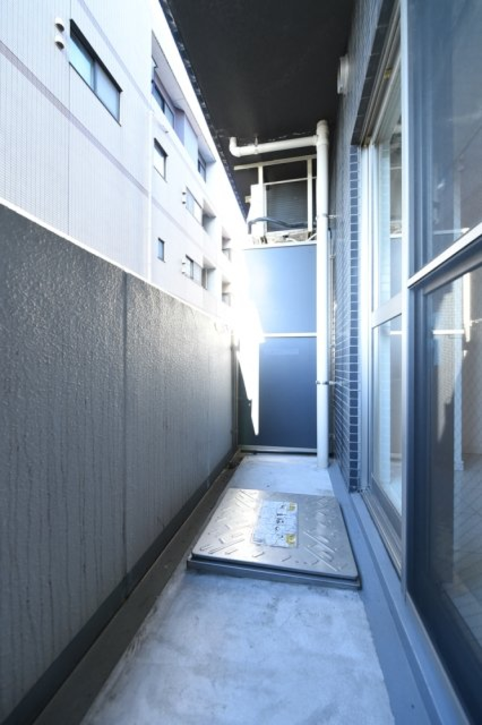 バルコニー前には建物