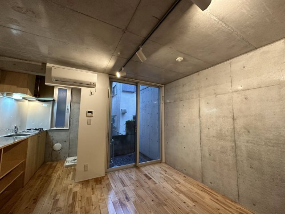 剥き出しのコンクリートを照らすライトの灯り。雰囲気ある空間