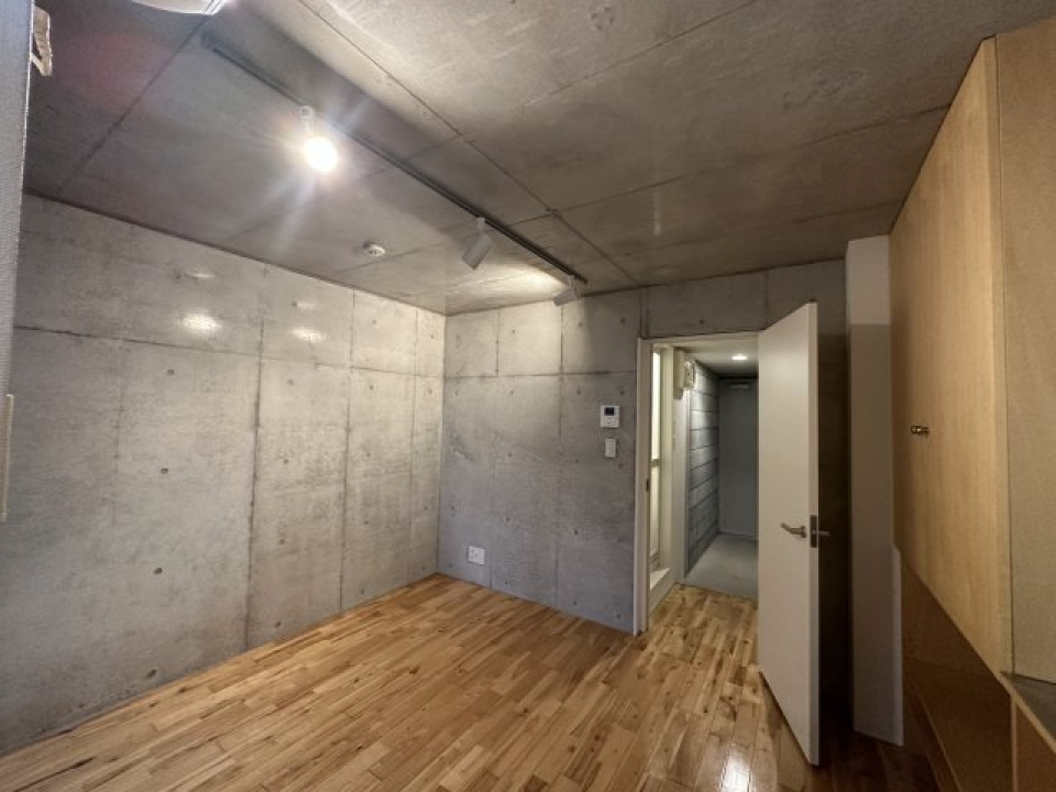 コンクリの冷たさを木の素材感が和らげている