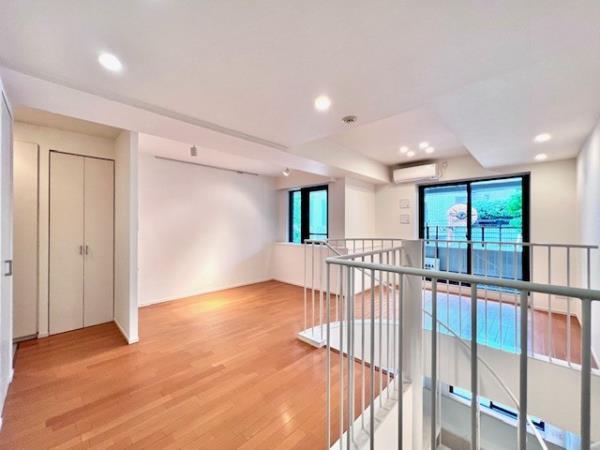 キッチンから見た2Fはこんな感じ。左手に玄関があります。