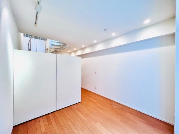 1Fは階段背面に収納があります。