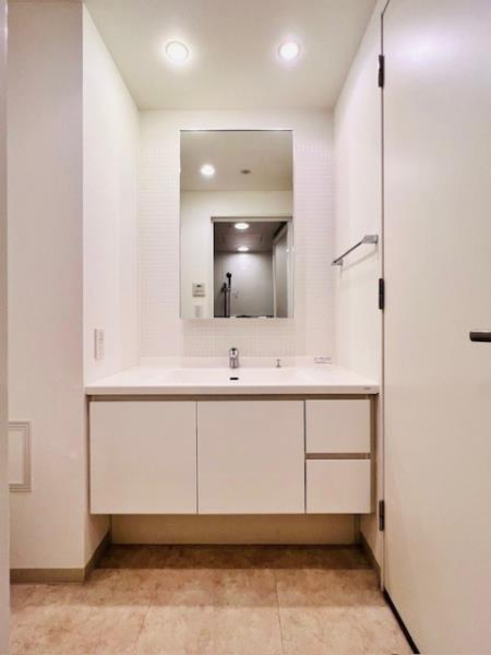 洗面台もしっかりしたつくりで、収納力も期待できそう。