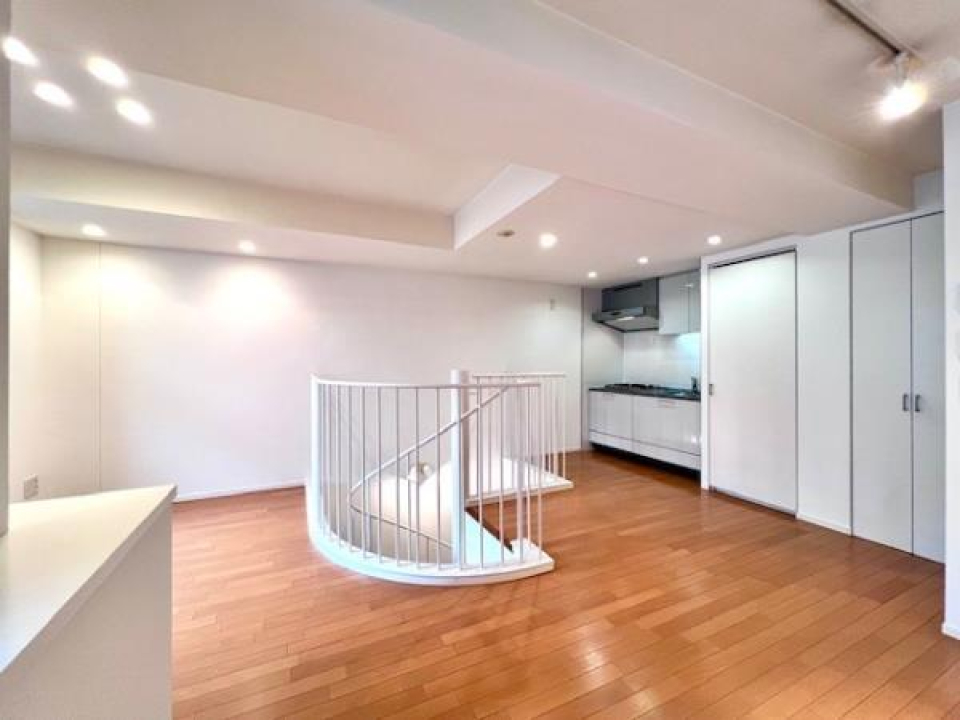 2F部分は玄関とキッチンがあります。