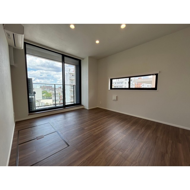 洋室も同じトーンで高級感のある内装です。