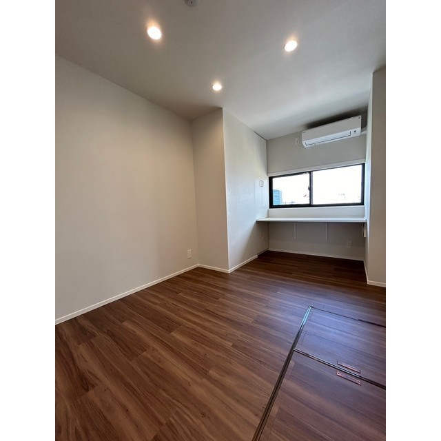 こちらも窓際に棚が。ちょっとした作業スペースになりそうです。