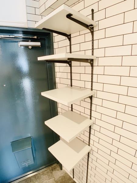 靴や毎日持ち歩く小物は可動式のラックへ