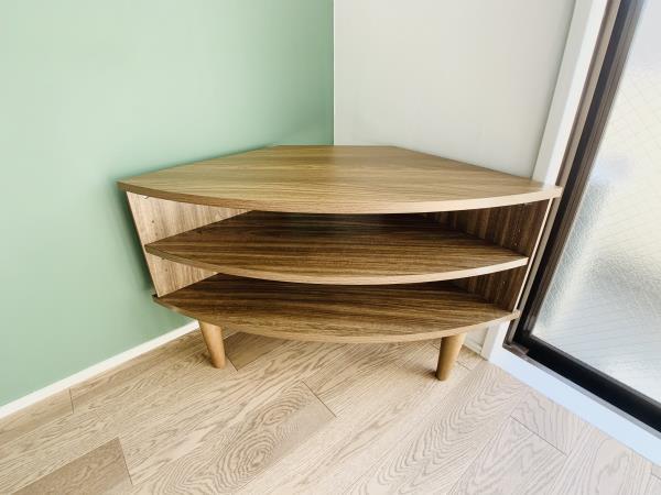 窓際コーナーの棚。テレビやグリーン、インテリアなどを置きましょう