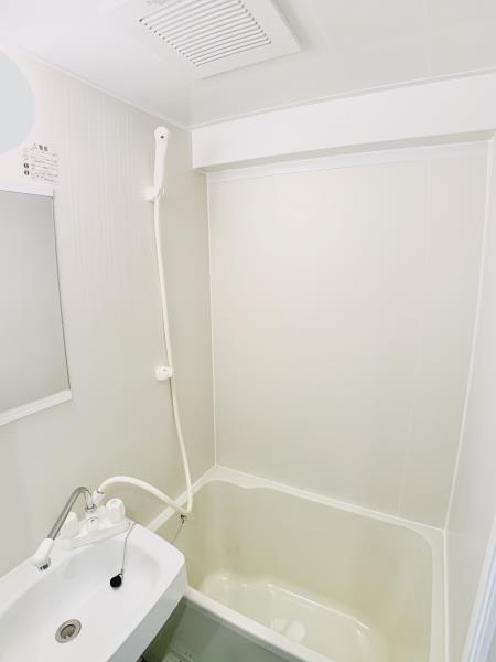 浴槽はコンパクトめ