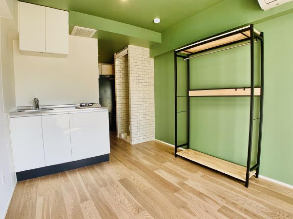 存在感あるラック。アイアンが雰囲気をきゅっと引き締めている