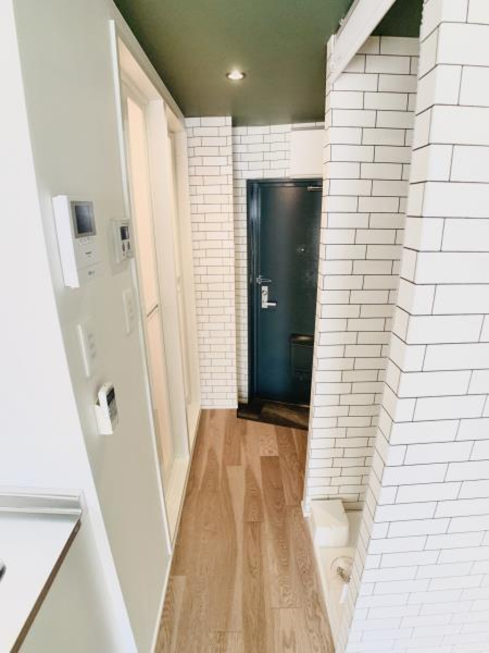 廊下は白煉瓦風の壁紙がアクセント