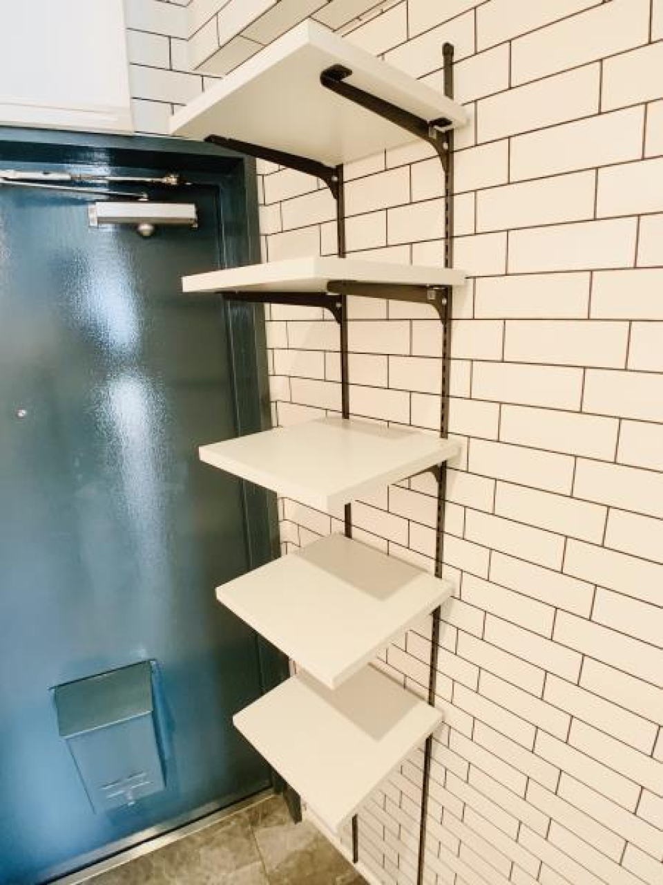 靴や毎日持ち歩く小物は可動式のラックへ