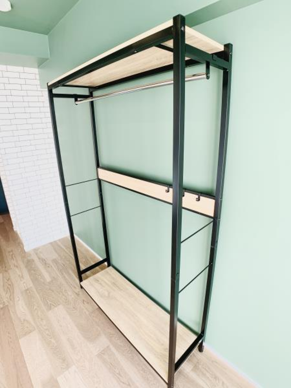 ハンガーポールがついていて収納力もありそう。サイズは現地で要確認です