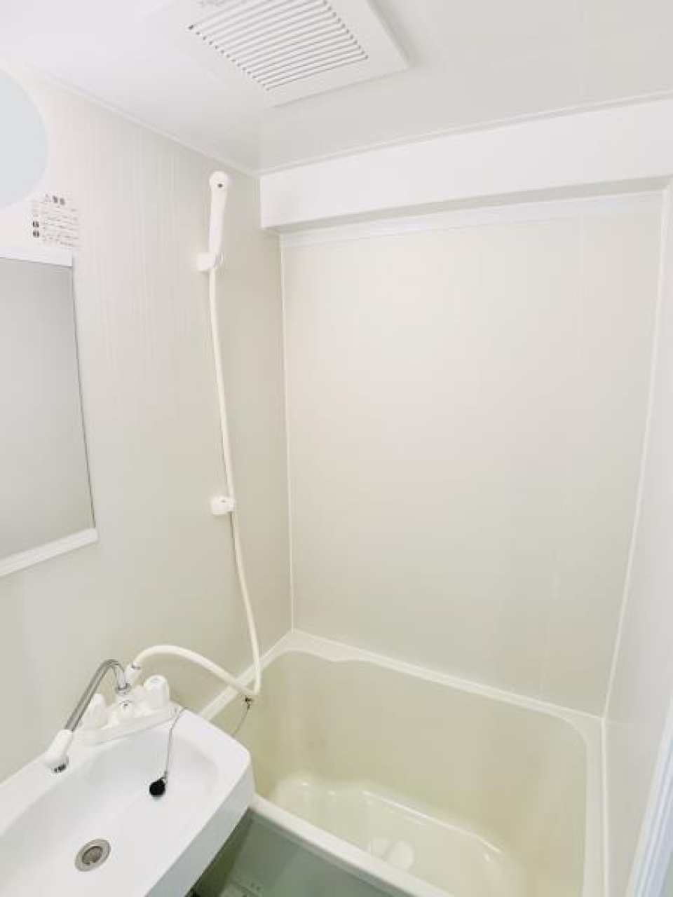 浴槽はコンパクトめ