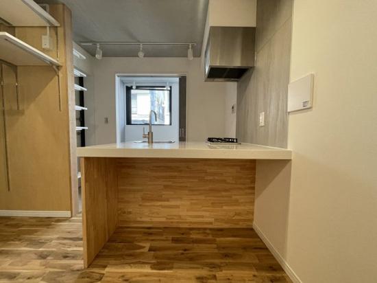 カウンターキッチンにはお好みのハイチェアを置きましょう