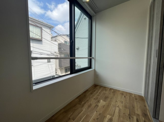 2.4帖のサービスルームは寝室に良さそう