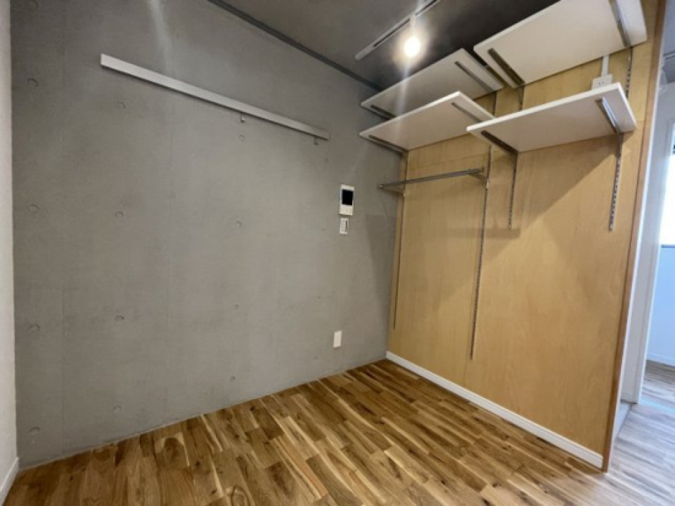 掛けたり置いたり、自由なアレンジができるオープンクローゼット