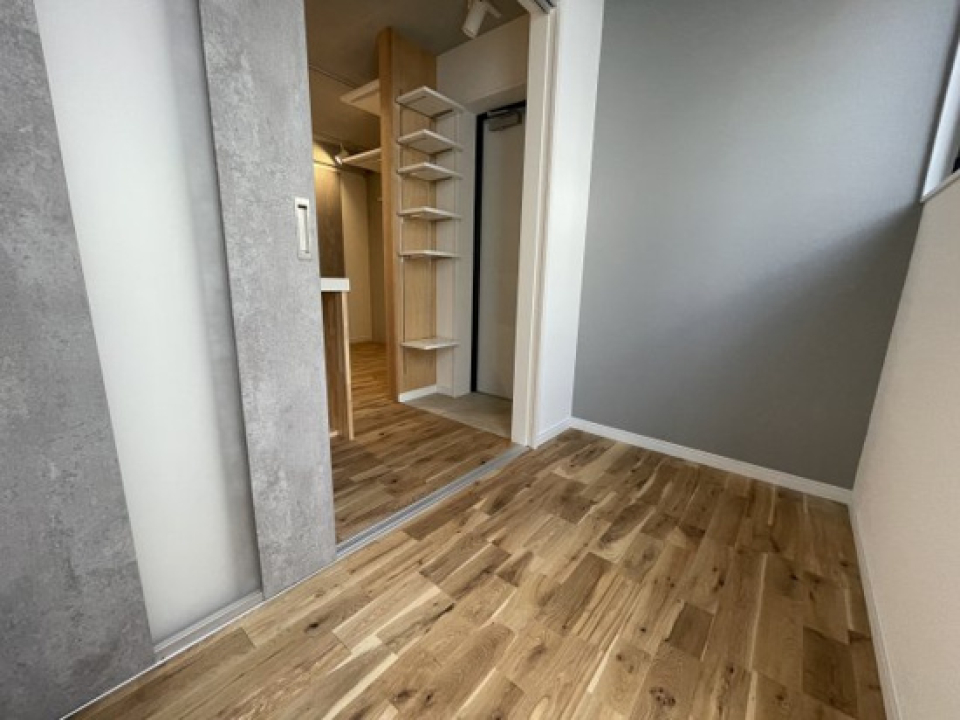 モルタルっぽい柄の仕切り扉がいいアクセント