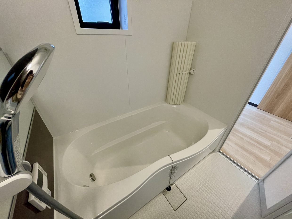 ゆったり一坪風呂。シャワーヘッドも大き目です