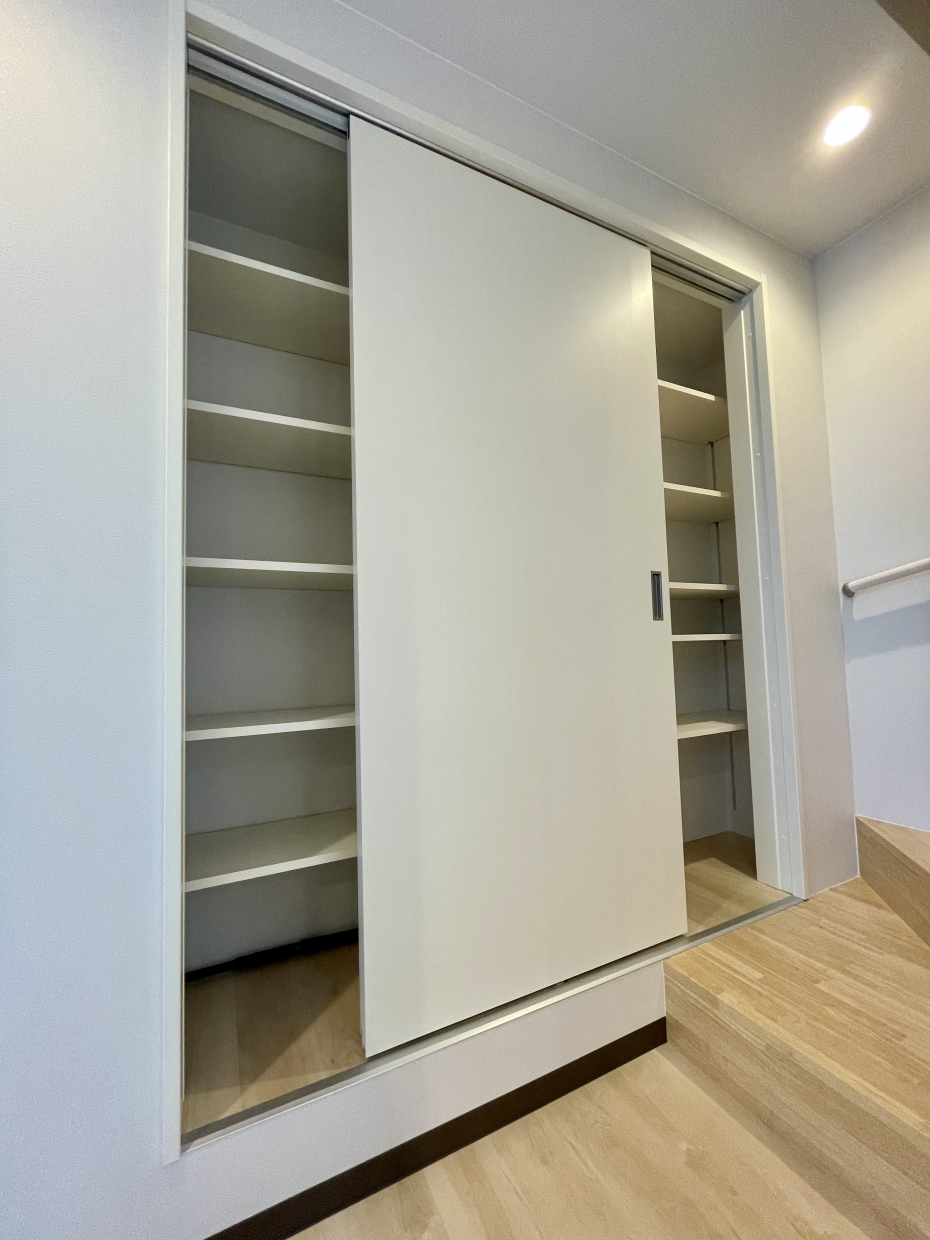 シューズクローゼットも容量たっぷりで玄関が散らからない