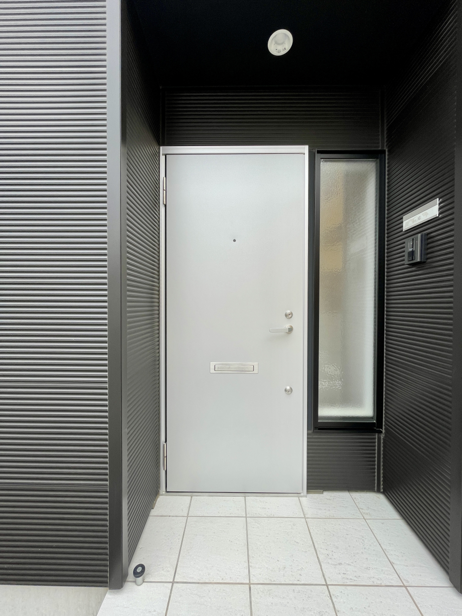 玄関扉横のすりガラスが家族をお見送り&お出迎え