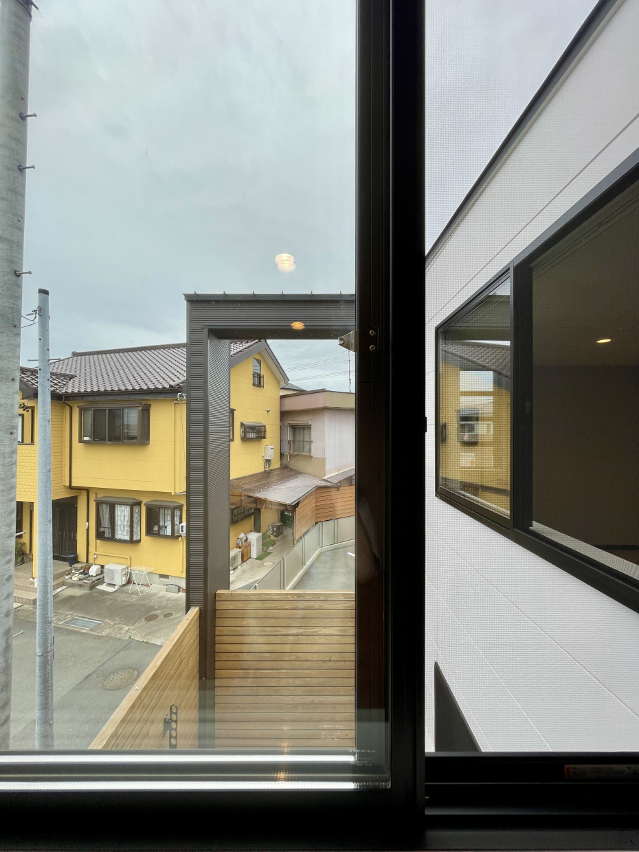 ２階の洋室二部屋は、カーテン開ければ窓を通じてお互いの景色が覗けます