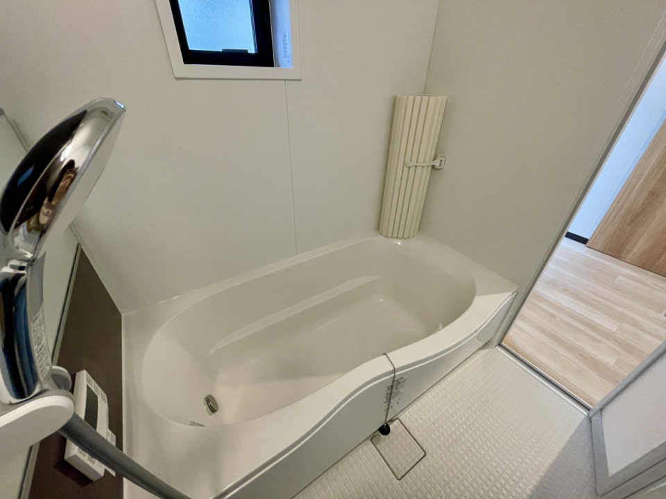 ゆったり一坪風呂。シャワーヘッドも大き目です