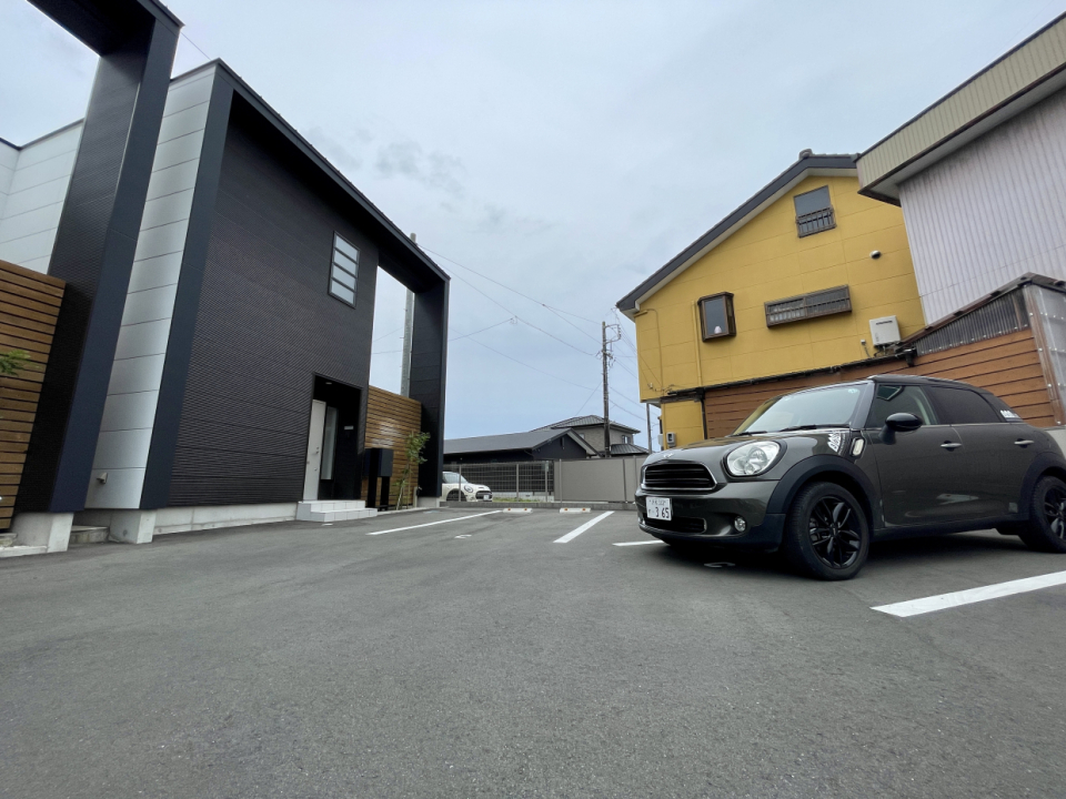 C棟の駐車場２台分です