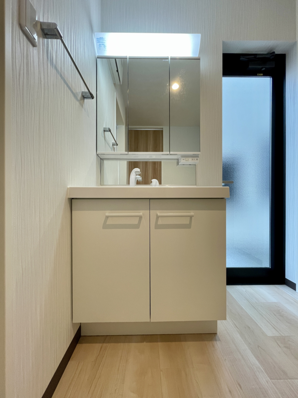 洗面台横右奥がお勝手口で、換気もばっちり