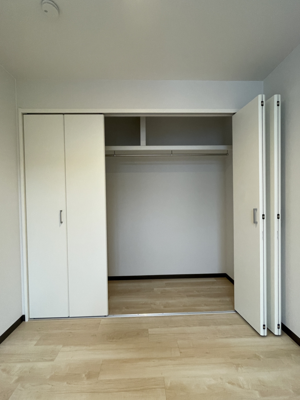 各部屋のうち、この収納が一番広め。おしゃれなあなたに使ってほしい