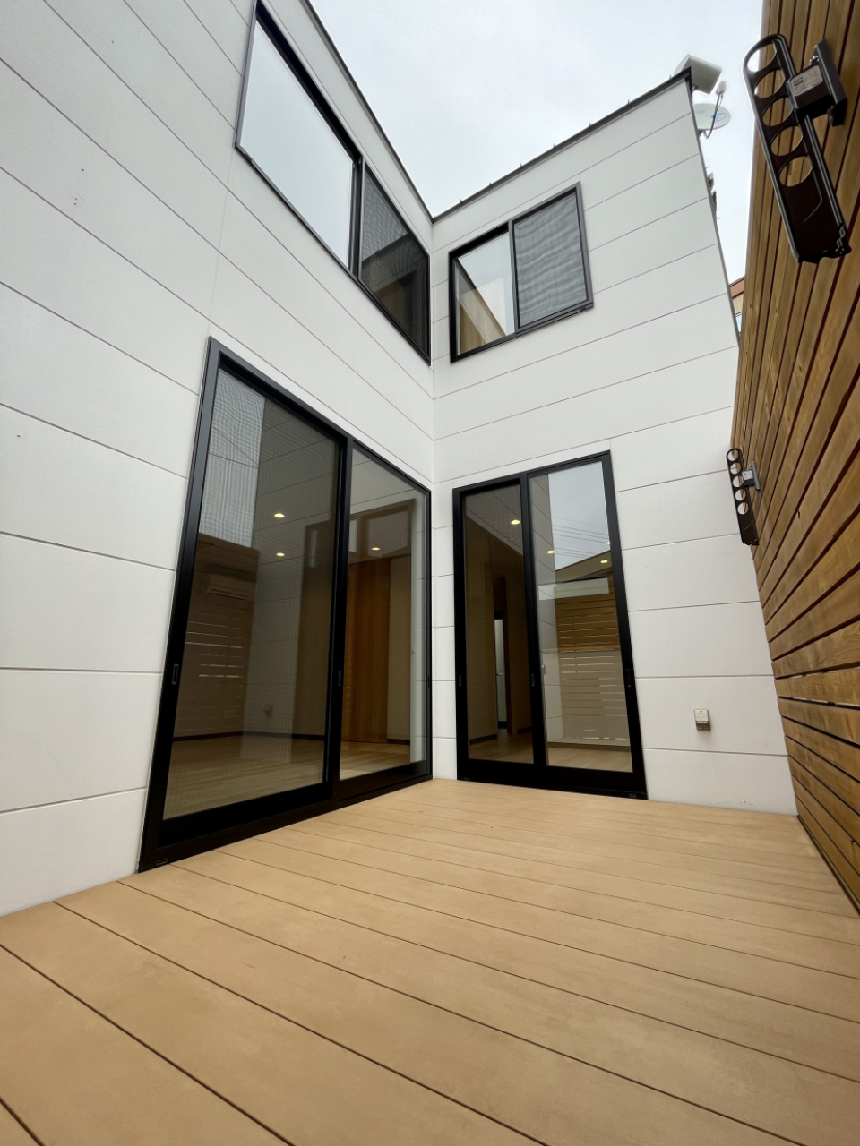 ウッドデッキには物干し竿をかけるところもついてて洗濯物もばっちり乾く！