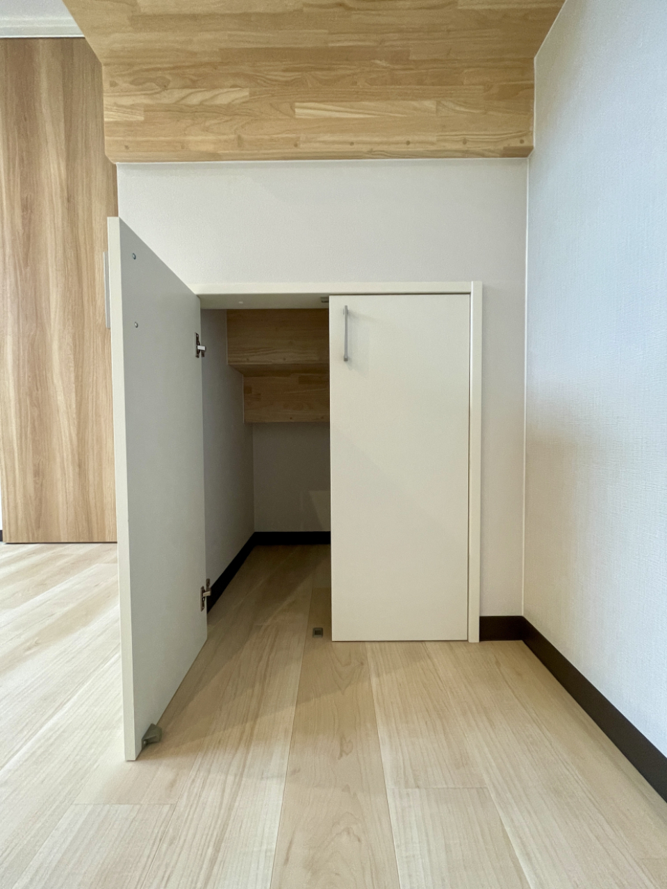 階段下の収納。ルンバのお家にいかが？