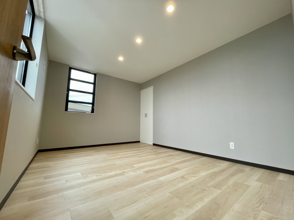 ２階　7.4帖の洋室　グレーのアクセントクロスはどんな家具にもなじみそう