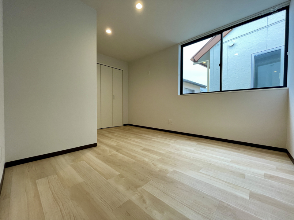 6.4帖の洋室。日の入りづらい北側の部屋を寝室にするご家族が多いです