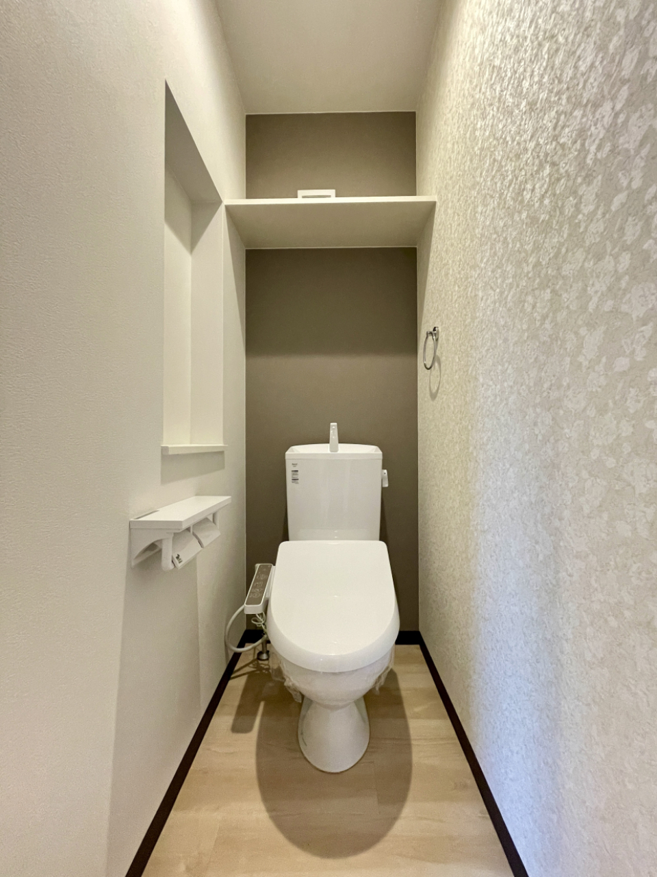 １階のお手洗いはニッチがついてます