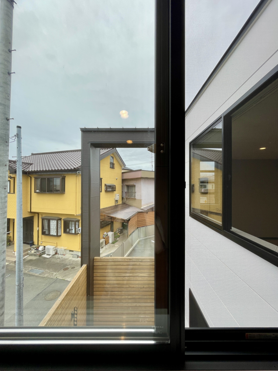 ２階の洋室二部屋は、カーテン開ければ窓を通じてお互いの景色が覗けます