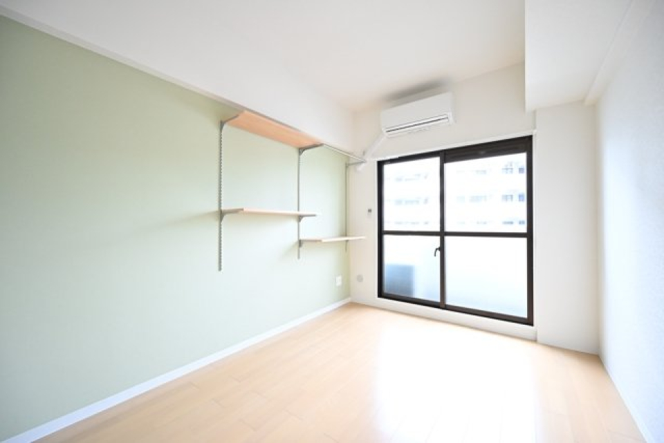 パステルグリーンとライトブラウンがナチュラルな雰囲気