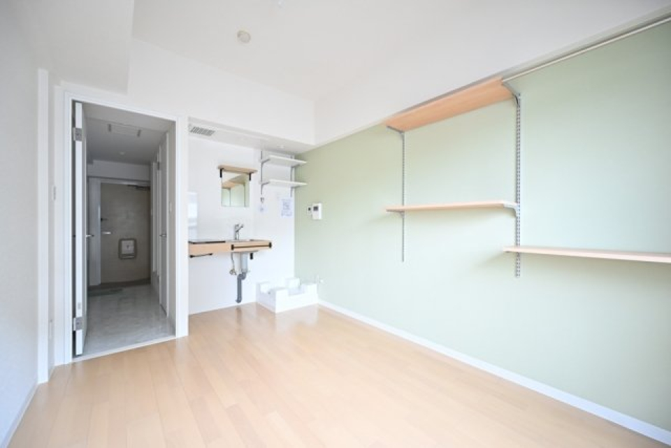 フローリング、アクセントクロス、キッチン、可動棚とハンガーパイプは刷新済み