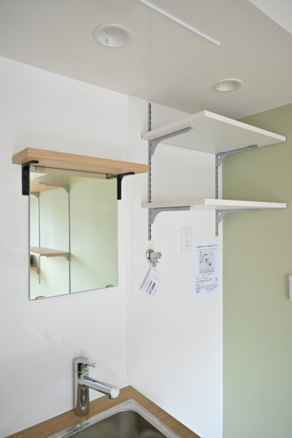 洗面台がない分キッチンに鏡と簡易棚があります